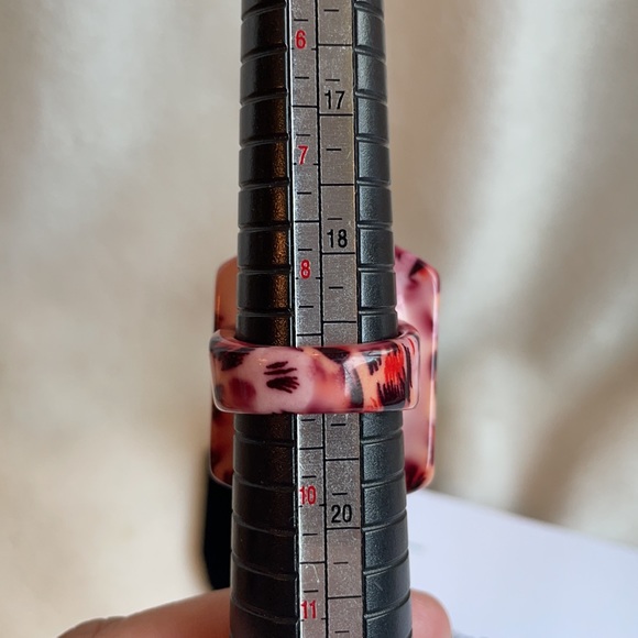 Vintage Lucite pink leopard ring sz9 - Picture 10 of 12